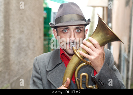 Roma, Italia, novembre 2013, un artista di strada la riproduzione di ottone Foto Stock