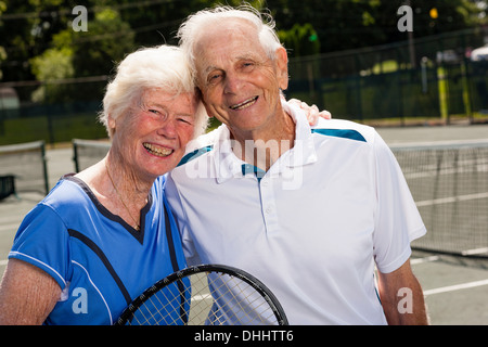 Vista posteriore del senior uomo sul campo da tennis Foto Stock