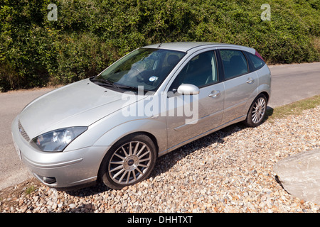 Immagine di un 2002 argento Ford Focus ST170 parcheggiata da spiaggia a Kingsdown, Kent. Foto Stock