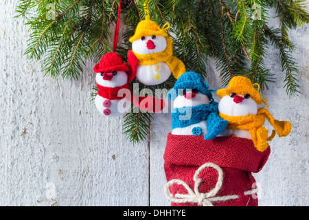 Famiglia plush pupazzi di neve bianca su sfondo di legno Foto Stock
