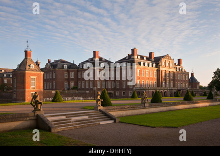 Giardino con sculture barocche dell isola di Venere nella luce della sera, Nordkirchen moated castle, Muensterland, Renania del Nord Foto Stock