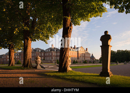 Vicolo con figure di antiche divinità e giardino con sculture barocche dell isola di Venere, Nordkirchen moated castle, Muenste Foto Stock