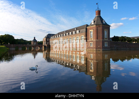 Vista di Nordkirchen moated castle, Muensterland, Renania settentrionale-Vestfalia, Germania, Europa Foto Stock