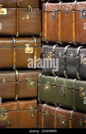 Vecchio valigie in pelle Foto Stock