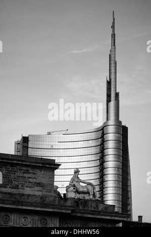 L'Italia, Milano. Vs di antichi edifici moderni Foto Stock