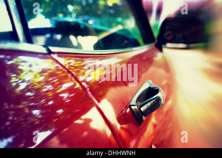 Retrò auto è accelerando in dinamica veloce Foto Stock