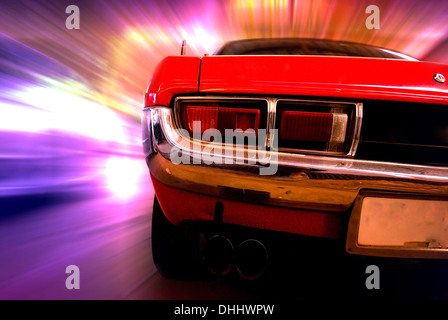 Retrò auto è accelerando in dinamica veloce Foto Stock