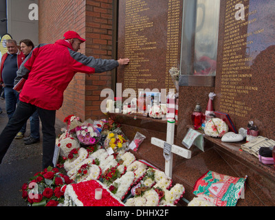 Liverpool FC sostenitori di pagare i loro rispetti al memoriale di Hillsborough ad Anfield stadium prima di Premier League match Foto Stock