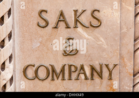 Saks & Company department store in segno, Fifth Avenue, Manhattan, New York City, Stati Uniti d'America. Foto Stock