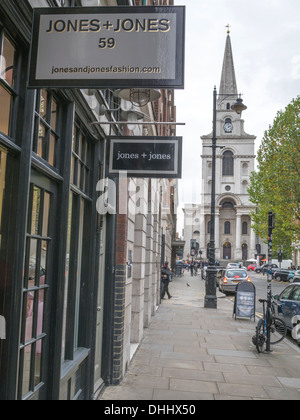 Vista verso la Chiesa di Cristo accanto a Spitalfields Market, Brushfield Street, Londra Foto Stock