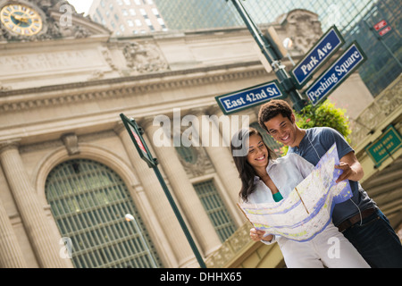 Paio di lettura mappa Foto Stock