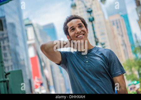 Uomo in posa nella città Foto Stock