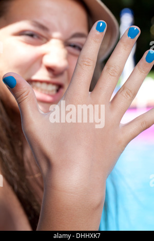 Ragazza con dipinto di unghie Foto Stock