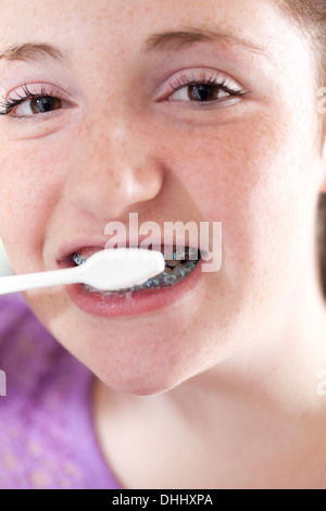 Ragazza la spazzolatura dei denti Foto Stock