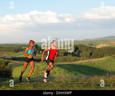 Coppia giovane jogging nel paesaggio, Otello, Washington, Stati Uniti d'America Foto Stock