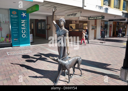 Napier, Nuova Zelanda. Stile art deco scultura "un'onda in tempo ' di Sheila e Raven di Mark Whyte, 2010. Foto Stock