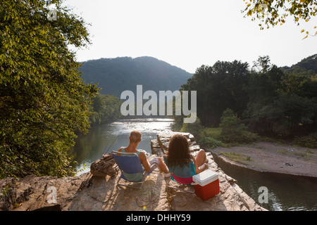 Coppia giovane la pesca sulla sporgenza di roccia, Amburgo, Pennsylvania, STATI UNITI D'AMERICA Foto Stock