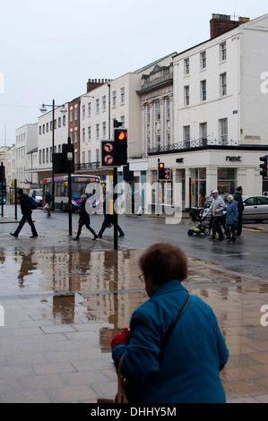 La parata in condizioni di bagnato, Leamington Spa, Regno Unito Foto Stock