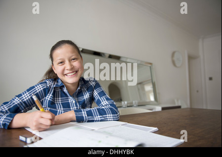Ragazza adolescente facendo i compiti di scuola Foto Stock