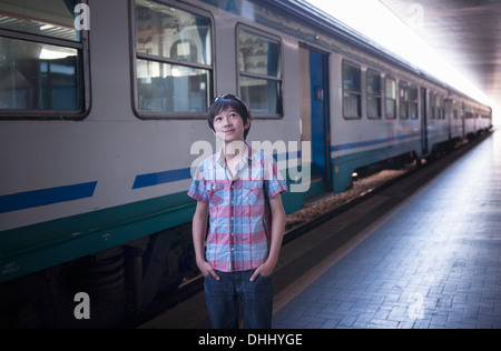 Ragazzo in treno con le mani nelle tasche Foto Stock