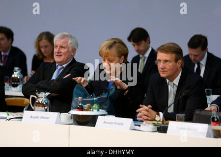 Berlino, Germania. 11 Novembre, 2013. CDU/CSU e SPD continuano le trattative di coalizione al DOCUP Pertei centrale di Berlino. / Foto: Alexander Dobrindt (CSU), Horst Seehofer (CSU), Angela Merkel, e Ronald Pofalla (CDU), durante i negoziati di Berlino. Credito: Reynaldo Chaib Paganelli/Alamy Live News Foto Stock