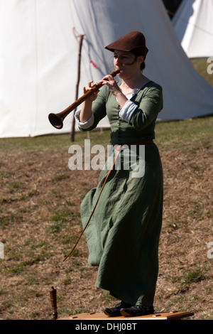 La donna in un periodo di riproduzione in costume medioevale di strumenti a fiato Strumenti presso il castello di Dover, Kent. Foto Stock