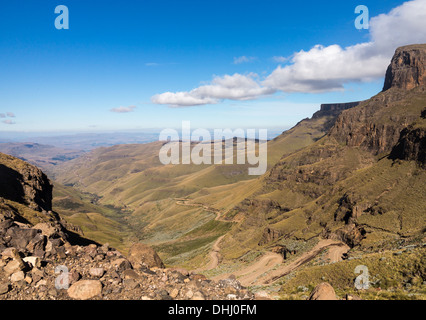 La valle e la strada tortuosa sulle montagne del Sud Africa per il Lesotho su Sani Pass Foto Stock