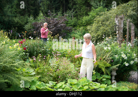 Ritratto di coppia senior lavora in giardino Foto Stock