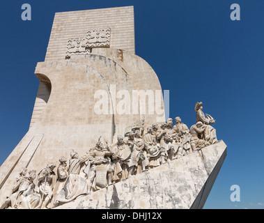 Padrao dos Descobrimentos o un monumento alle scoperte statua e Memoriale di Belem vicino a Lisbona, Portogallo. Foto Stock