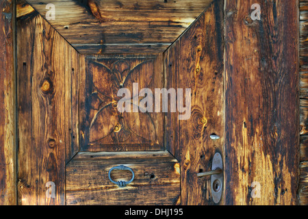 Vecchia porta di legno a Casale, Strassberg, Walserweg, Arosa, Grigioni, Svizzera Foto Stock