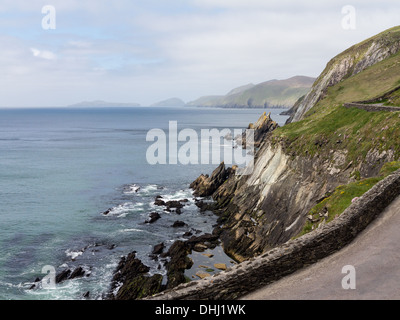 Penisola di Dingle, vista lungo la linea costiera della punta occidentale della contea di Kerry vicino a Dingle in Irlanda o Eire Foto Stock