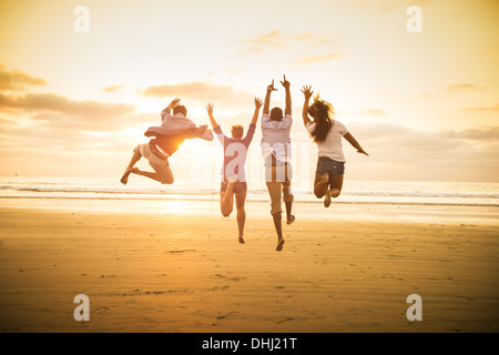Giovani saltando su Mission Beach, San Diego, California, Stati Uniti d'America Foto Stock