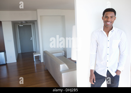 Ritratto di giovane uomo che indossa una camicia bianca Foto Stock