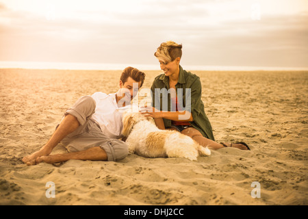 Coppia giovane sulla spiaggia di missione con il cane, San Diego, California, Stati Uniti d'America Foto Stock