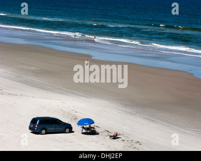 MPV e persone a Daytona Beach Florida Foto Stock