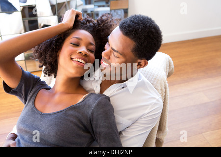 Ritratto di giovane donna seduta sull uomo di giro Foto Stock