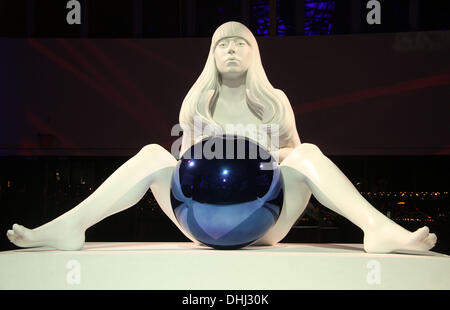 New York, New York, Stati Uniti d'America. Decimo Nov, 2013. Una vista di Lady Gaga scultura di Jeff Koons a 'ARTPOP' uscita album tenutasi al Brooklyn Navy Yard. © Nancy Kaszerman/ZUMAPRESS.com/Alamy Live News Foto Stock