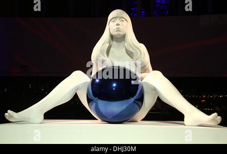 New York, New York, Stati Uniti d'America. Decimo Nov, 2013. Una vista di Lady Gaga scultura di Jeff Koons a 'ARTPOP' uscita album tenutasi al Brooklyn Navy Yard. © Nancy Kaszerman/ZUMAPRESS.com/Alamy Live News Foto Stock