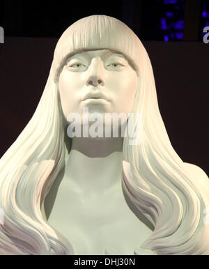 New York, New York, Stati Uniti d'America. Decimo Nov, 2013. Una vista in dettaglio di Lady Gaga scultura di Jeff Koons a 'ARTPOP' uscita album tenutasi al Brooklyn Navy Yard. © Nancy Kaszerman/ZUMAPRESS.com/Alamy Live News Foto Stock