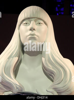 New York, New York, Stati Uniti d'America. Decimo Nov, 2013. Una vista in dettaglio di Lady Gaga scultura di Jeff Koons a 'ARTPOP' uscita album tenutasi al Brooklyn Navy Yard. © Nancy Kaszerman/ZUMAPRESS.com/Alamy Live News Foto Stock