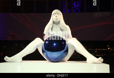 New York, New York, Stati Uniti d'America. Decimo Nov, 2013. Una vista di Lady Gaga scultura di Jeff Koons a 'ARTPOP' uscita album tenutasi al Brooklyn Navy Yard. © Nancy Kaszerman/ZUMAPRESS.com/Alamy Live News Foto Stock