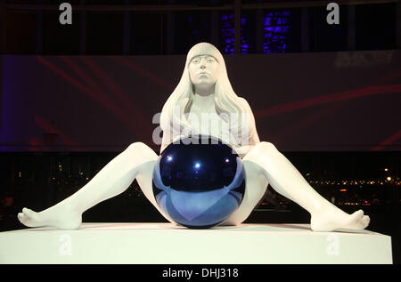 New York, New York, Stati Uniti d'America. Decimo Nov, 2013. Una vista di Lady Gaga scultura di Jeff Koons a 'ARTPOP' uscita album tenutasi al Brooklyn Navy Yard. © Nancy Kaszerman/ZUMAPRESS.com/Alamy Live News Foto Stock