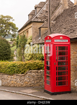 Telefono rosso scatola in villaggio Costwold, England, Regno Unito Foto Stock