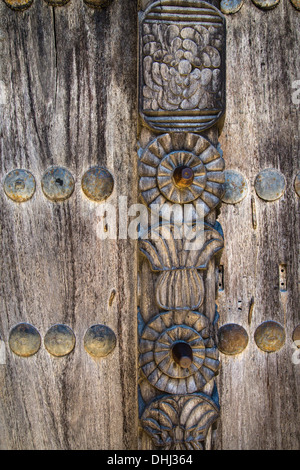 Finemente scolpiti Portugese porta in Fort Jesus di Mombasa Kenya meridionale Foto Stock