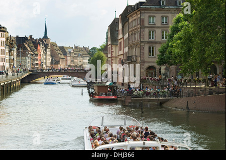 Imbarcazioni per escursioni sul fiume Ill, Strasburgo, Alsazia, Francia Foto Stock