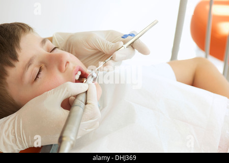 Ragazzo paziente che riceve il trattamento dentale Foto Stock