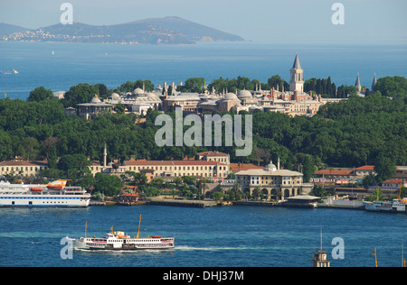 ISTANBUL, Turchia. Una vista del Palazzo Topkapi, il Golden Horn e il Mar di Marmara, con isole dei principi nella distanza. Foto Stock