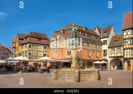 Schwendi bene davanti a metà case con travi di legno, Colmar, Alsazia, Francia, Europa Foto Stock