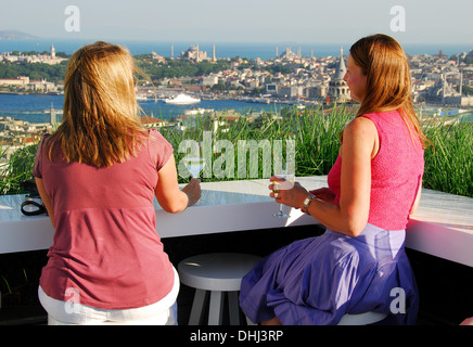 ISTANBUL, Turchia. Due donne di bere a Mikla's bar sul tetto nel quartiere di Beyoglu della città. Foto Stock