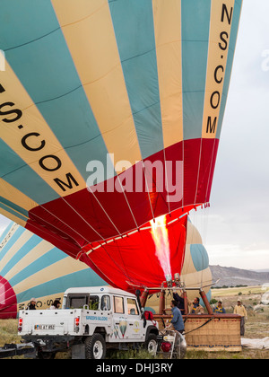 Aria calda essendo a palloncino gonfiato per un gita turistica di volo in Cappadocia, Turchia Foto Stock